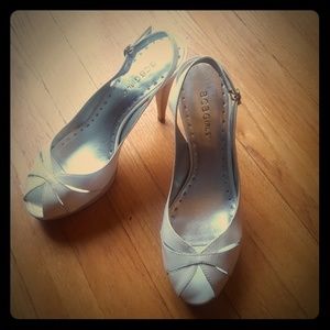 BCB Girls cream patent shoes size 8